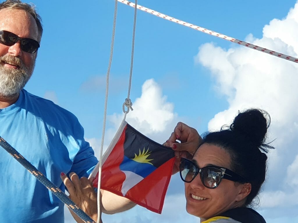 Endlich - die Flagge Antiguas wird gehißt